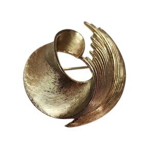 Vintage Trifari Gold-Tone Modernist Swirl Brooch – Sculptural Brushed Metal